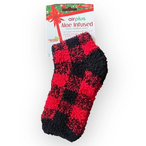 Women's Airplus Aloe Infused Socks Red Black Buffalo Plaid Fuzzy Winter Warm NEW - Picture 1 of 4